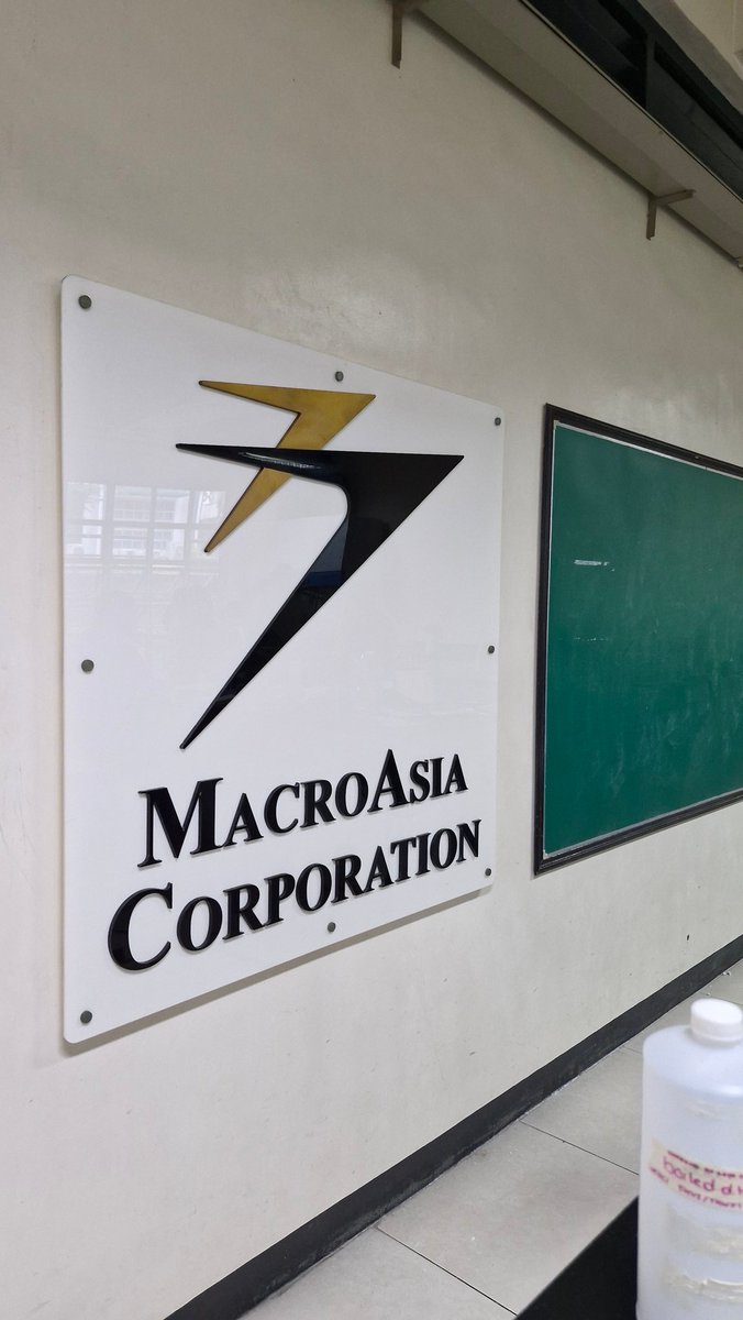 solreqs's tweet image. second day with four hours of chem and my first pe class