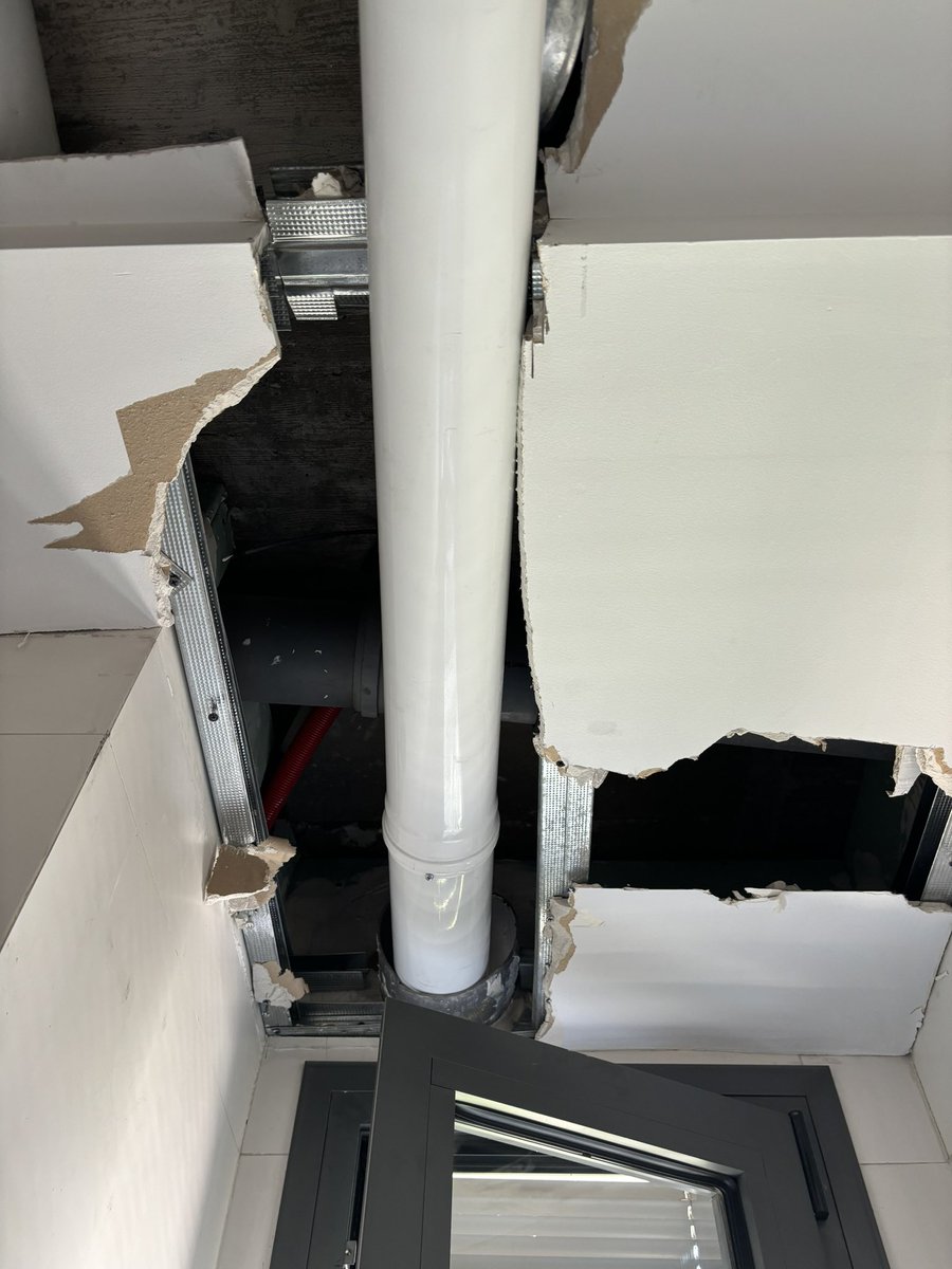MJGras's tweet photo. @saunierduval Buenos Días, El dia 29 de Julio contacto con @saunierduval xa la renovación de la caldera. la  instalacion hecha por @climatimadrid me deja el tubo por debajo del techo, y  no retira el antiguo ahora ya no puedo cubrir techo nadie se responsabiliza . Reclamación  11791626. https://t.co/3SVfvK267g