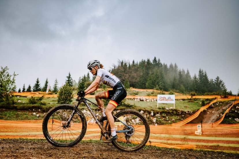 🇪🇸 Sólo restaba la oficialidad por parte de la RFEC y el anuncio llegó este miércoles. Marta Cano debutará en un Campeonato del Mundo U23 casi en el mejor escenario posible

📅 El viernes 30 tendrá lugar la prueba de XCC y el domingo 1 de septiembre su manga de XCO.