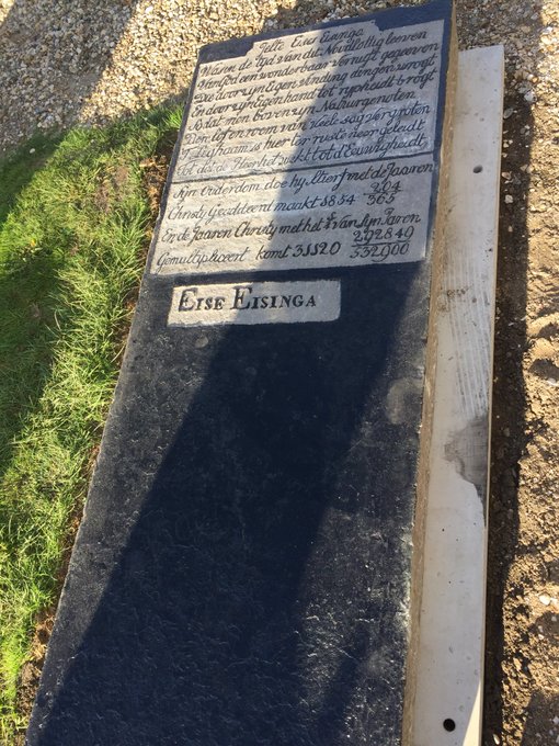 Op deze dag in 1828 overleed Eise Eisinga, ruim 84 jaar oud. Hij werd begraven bij zijn vader. Op diens grafsteen staat een raadsel, op te lossen door zijn sterfjaar als x te stellen en zijn leeftijd toen hij stierf als y: 
x+y =1854 204/365 en
¼x keer y = 31120 292849/532900