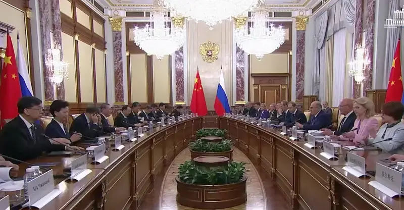EmilieDefresne's tweet photo. Ces années-ci, #Moscou &amp; #Pékin n’ont fait que renforcer leur partenariat stratégique dans tous les domaines, poussés par les #sanctions occidentales. 
La réunion des 1ers ministres de #Chine &amp; de #Russie montre que 100% des règlements mutuels sont payés en #yuans &amp; en #roubles. https://t.co/5f7GkrSOIl