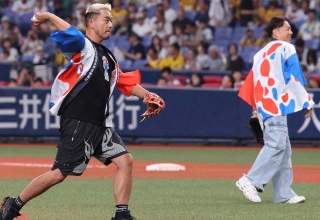 reo_naniwa's tweet image. #DOBERMANINFINITY から #KUBOC と #GS 2人が来場 #ファーストピッチ や贈呈式
#EXPO2025ナイター として開催 ファーストピッチでは #ミャクミャク にGSが #トラッキー に向け投球
同グループの楽曲は #プロ野球 選手登場曲として使用される事も多く楽曲が流れるとスタンドのファンから拍手も送られた