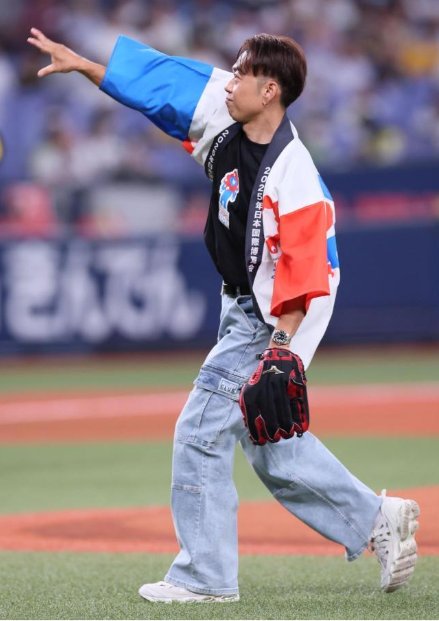 reo_naniwa's tweet image. #DOBERMANINFINITY から #KUBOC と #GS 2人が来場 #ファーストピッチ や贈呈式
#EXPO2025ナイター として開催 ファーストピッチでは #ミャクミャク にGSが #トラッキー に向け投球
同グループの楽曲は #プロ野球 選手登場曲として使用される事も多く楽曲が流れるとスタンドのファンから拍手も送られた