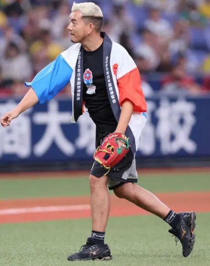 reo_naniwa's tweet image. #DOBERMANINFINITY から #KUBOC と #GS 2人が来場 #ファーストピッチ や贈呈式
#EXPO2025ナイター として開催 ファーストピッチでは #ミャクミャク にGSが #トラッキー に向け投球
同グループの楽曲は #プロ野球 選手登場曲として使用される事も多く楽曲が流れるとスタンドのファンから拍手も送られた