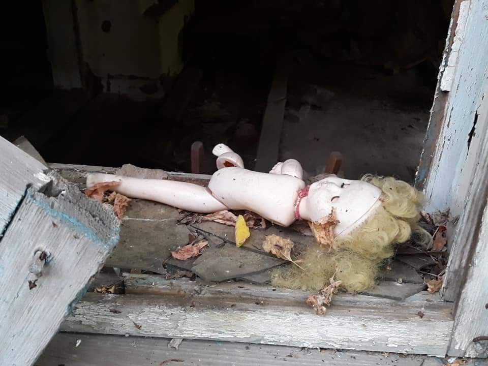 HotelInsonmia's tweet photo. Una de las cosas que más me impresionó en #Chernobyl2019 fue descubrir que, después de 1986, muchos pueblos fueron borrados de los mapas soviéticos, como Usiv, Kopachi, Goirodchán o Kriba Gora. Este es #Buriakivka2019, que fue convertido en un cementerio de coches

#Ucrania2019 https://t.co/DpnQQsr3Dk