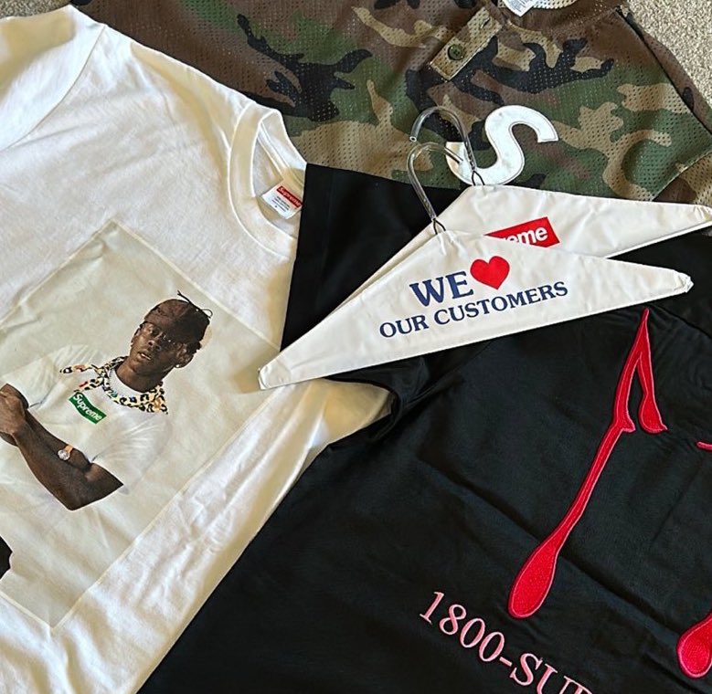 Supremeノベルティのハンガー一般的なサイズのものなら 60サイズの箱