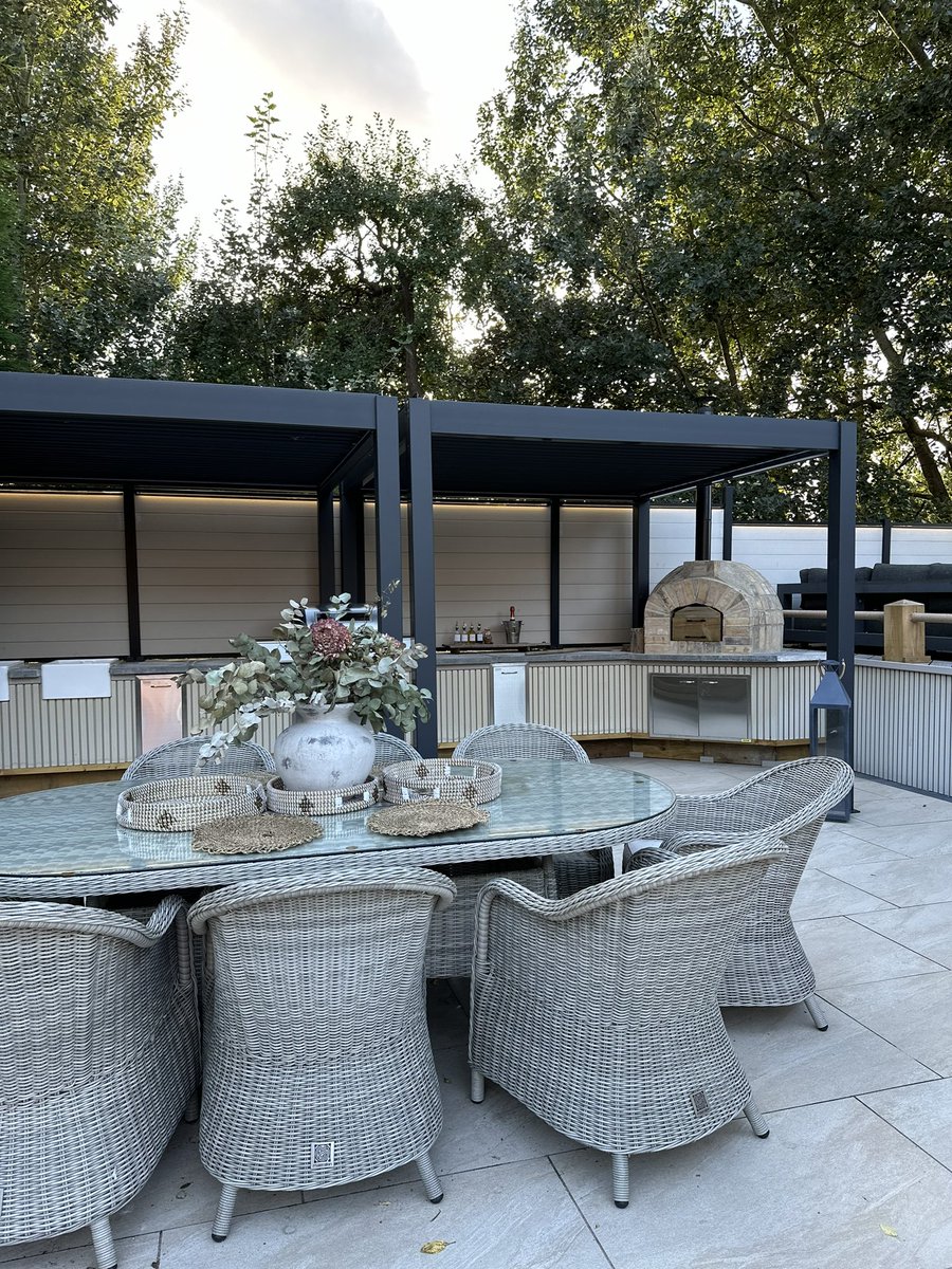 The ultimate dream garden - the perfect alfresco space to spend time with your loved ones this season😍✨

Featuring Light Stone Fusion LumiFence &amp; Light Stone Composite Slat Wall🤍

Shop via the link in our bio!🌱