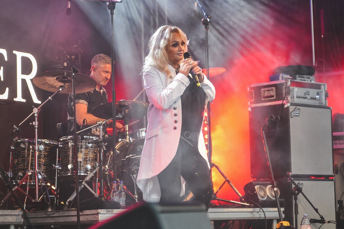 wojcicki_rafal's tweet photo. Bonnie Tyler / Leopardstown, Dublin. 
#BonnieTyler #HorseRacing #BulmersLive #Leopardstown #Dublin #Ireland #rafalwojcicki #photographerrw
@BonnieTOfficial @LeopardstownRC
@bulmerscider @LovinDublin
@PhotosOfDublin @dublin_discover https://t.co/JVy38T2NJI