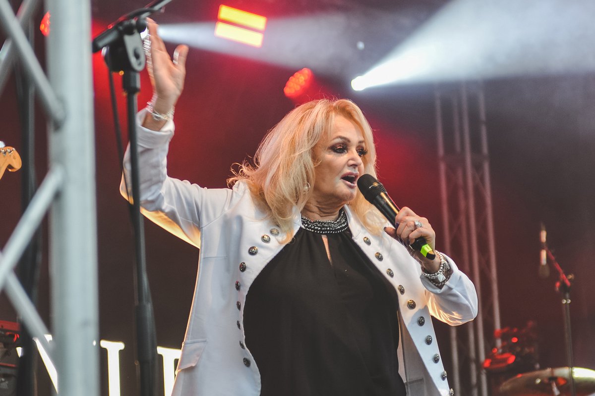 wojcicki_rafal's tweet photo. Bonnie Tyler / Leopardstown, Dublin. 
#BonnieTyler #HorseRacing #BulmersLive #Leopardstown #Dublin #Ireland #rafalwojcicki #photographerrw
@BonnieTOfficial @LeopardstownRC
@bulmerscider @LovinDublin
@PhotosOfDublin @dublin_discover https://t.co/JVy38T2NJI