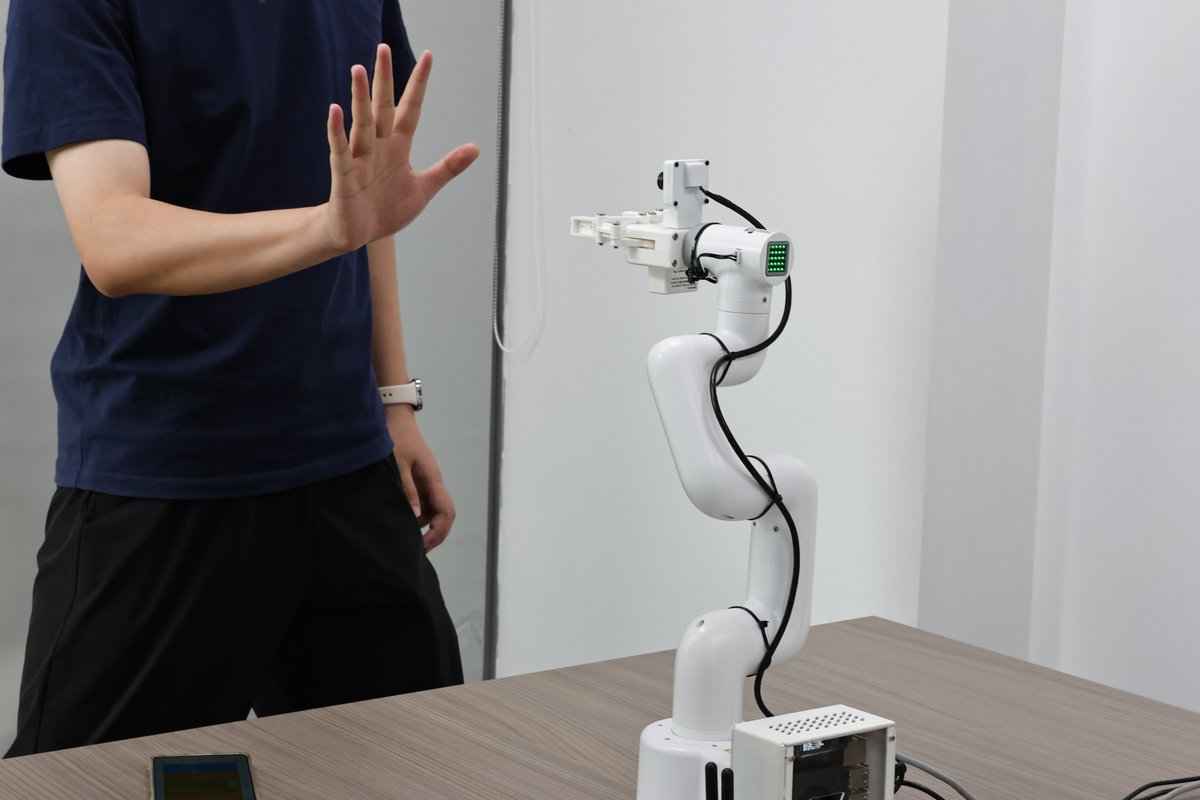 YahboomT's tweet photo. 📷Share some pictures of JetCobot Robot at work. 
🛒Learn more:https://t.co/mgVUXxaLkV 
#ROS #RoboticArm #AI #Jetson #OpenCV #Robot #DIYROBOTIC #Yahboomrobot #ROS2 #programming #Codingrobot #jetsonnano #ProgrammableToy #pythonprogramming https://t.co/OXlnwlru6Y