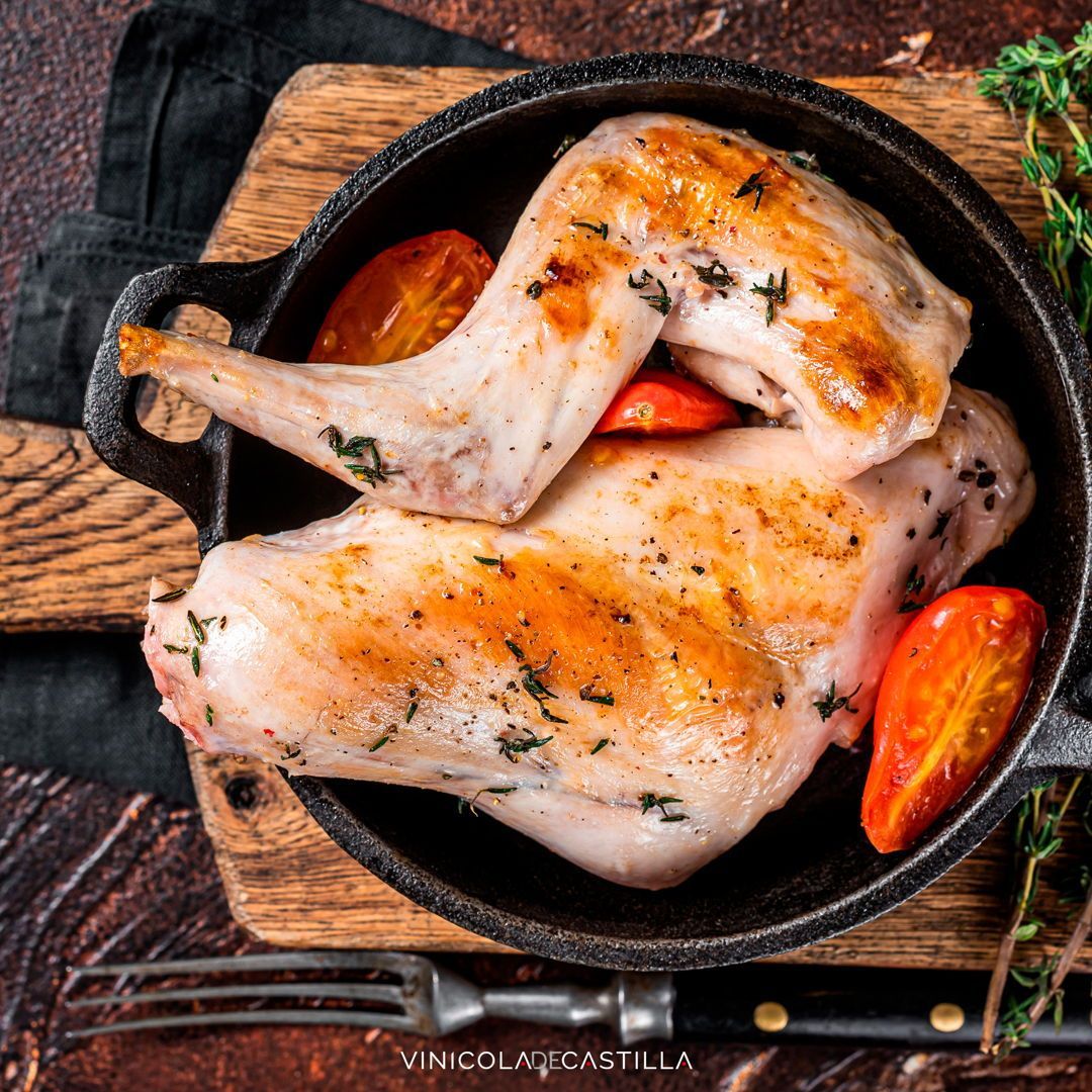 ¡La combinación perfecta! 🦌🍷 Descubre cómo los platos de caza menor se maridan con vinos tintos en nuestra última guía. #CazaMenor #VinosTintos #VinícolaDeCastilla 📖:  buff.ly/4diBMKV