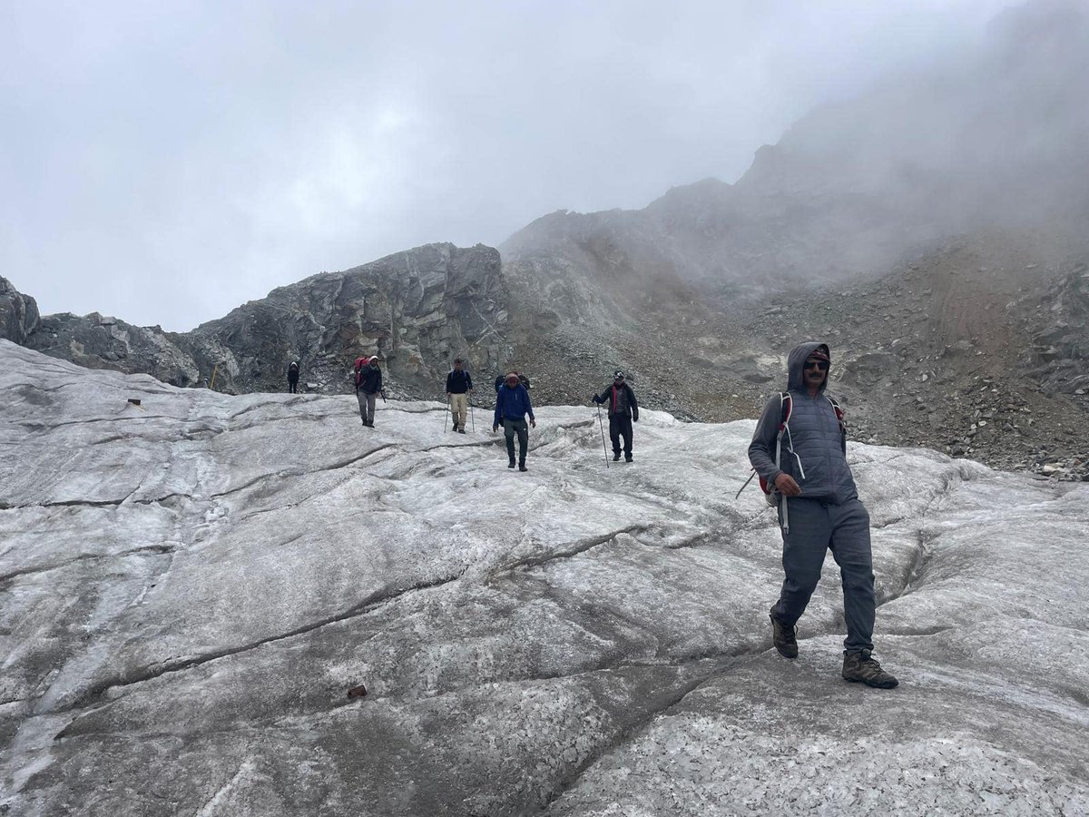 dptreks1's tweet photo. Everest three-pass trek touches EBC and Gokyo Lake trek with two additional trails to the east and west of this central region.Trekkers can enjoy the beauty of high landscapes in Khumbu Valley and  explore the Sagarmatha National Park. It includes three high passes each 5,300m. https://t.co/kPnqpC1MUY