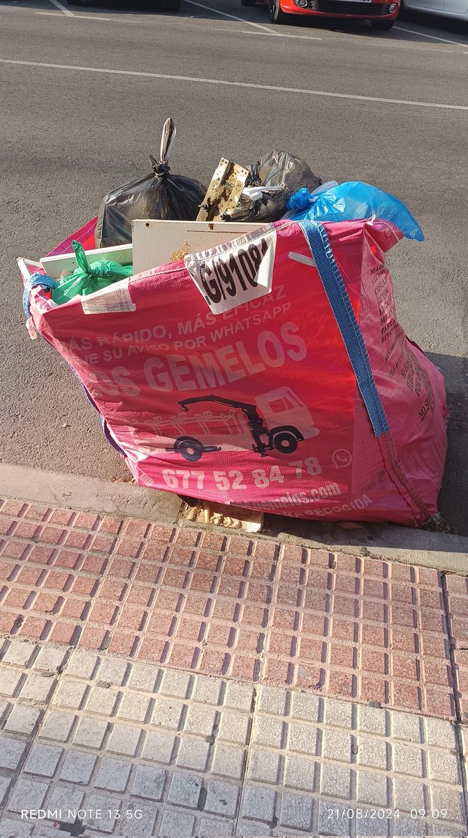 dLeganes's tweet photo. @AytoLeganes este saco lleva ahí, desde hace más de dos meses, lo único para lo que sirve es para echar basura. Podrían retirarlo?? Es en calle Río Duero  en frente del número 30. https://t.co/5PQ2qKK8XM