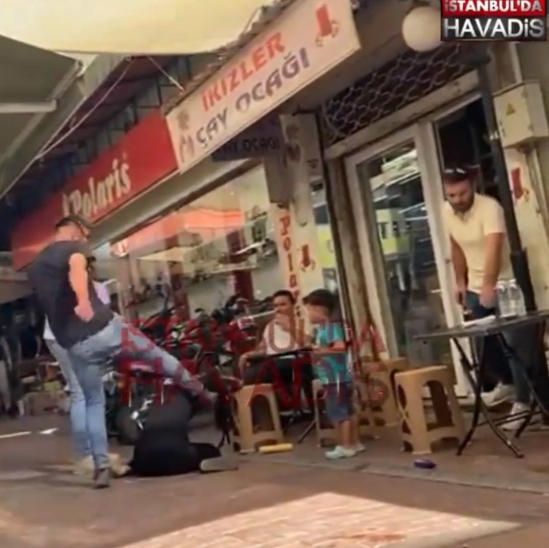 muhendisyenn's tweet photo. Manisa'da hamile kadını darp eden yaratığa kimse müdahale etmedi. Kadın abi hamileyim, hamileyim abi ne olur yardım edin diyor, kimse yardım etmiyor, erkekliğinize tüküreyim, erkekliğinizi .... Kadir Şeker zamanında müdahale etmişti, ceza almıştı. Korkmayın, en azından ayırın.. https://t.co/nwLtoGGa9b