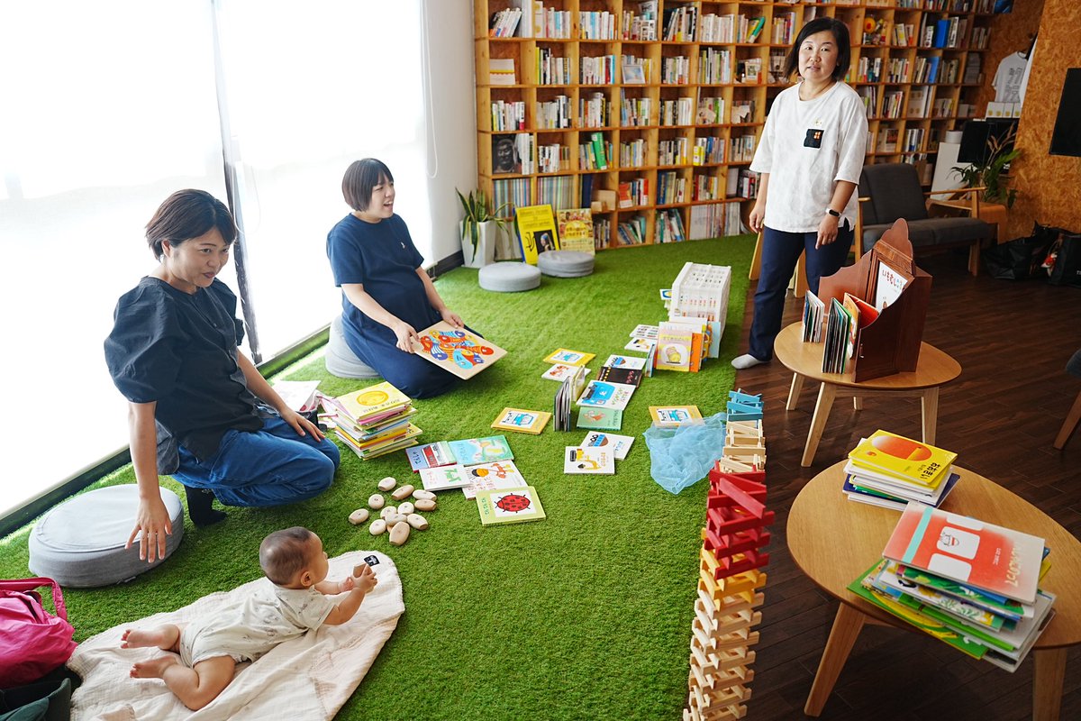 TsukubaPlaceLab's tweet photo. 本日の昼間は
毎月第3水曜日開催中の「木育と季節の絵本読み聞かせとおしゃべりラボ 」の48回目でした✨️

今月のテーマの「 #防災 」を起点に、乗り物の絵本をご紹介🚗

コーディネーター：安田歩さん
木育インストラクター：森田 泰世さん
サポーター： 中田 千恵さん 

📚次回は9/18(水)開催♪ https://t.co/p8DVPCIJea