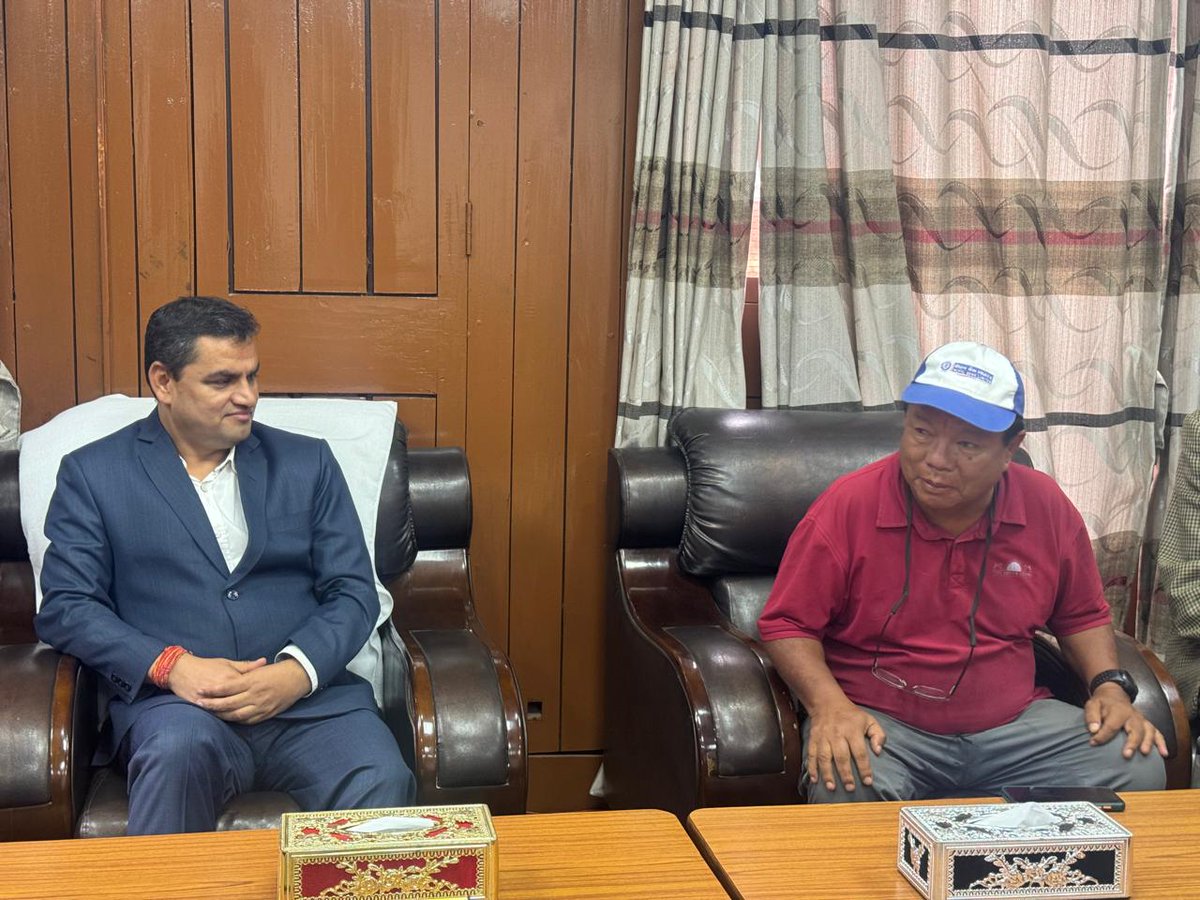 paudelpradipNC's tweet photo. स्वास्थ्य तथा जनसङ्ख्या मन्त्रालयअन्तर्गतका सङ्घीय अस्पतालका स्वास्थ्य उपकरण मर्मतको जिम्मा राष्ट्रिय आविष्कार केन्द्रलाई दिने निर्णय गरेका छौँ ।
 
स्वदेशी स्रोत र सीपको प्रयोग गरी स्वदेशमै केही सम्भावनाको खोजी गरिरहनुभएका समाजसेवी महावीर पुनज्यूको पवित्र उद्देश्य पूरा गर्न सुम्पिएको अभिभारा उहाँले पूरा गर्नुहुने विश्वास लिएको छु ।