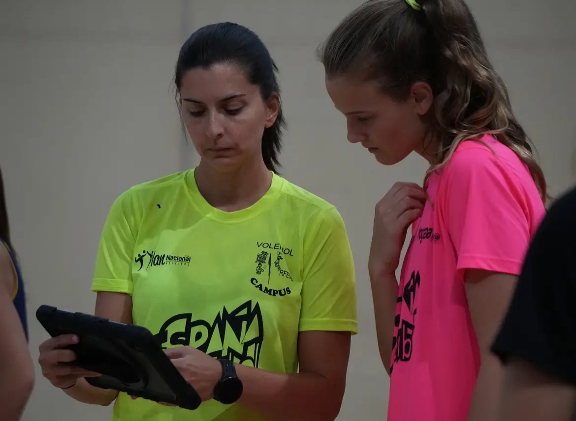 Programa2025's tweet image. Visita de las Leonas @selfemvoleibol tras un día de entrenamientos 🏋️
