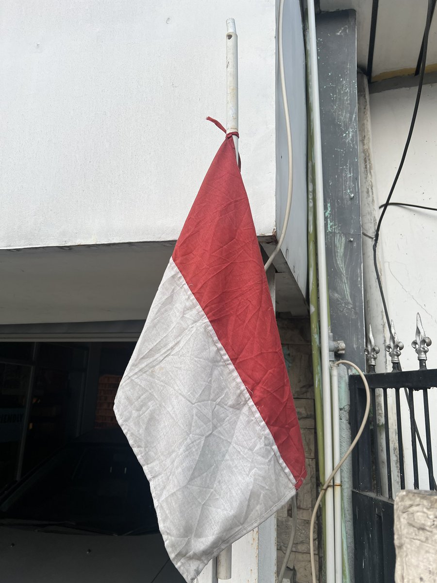 Saya turunin benderanya jadi setengah tiang….

#ripdemokrasi