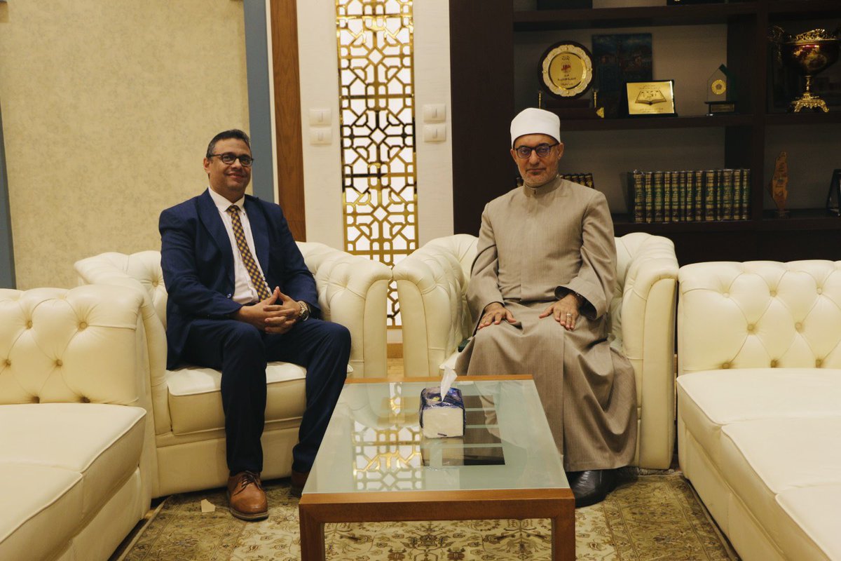 ProfDr_RedaAmin's tweet photo. مهنئاً فضيلة الأستاذ الدكتور نظير محمد عياد  مفتي الديار المصرية داعيا الله تعالى لفضيلته أن يعينه ويوفقه ويسدده لما فيه الخير ، وأن ينفع به البلاد والعباد . https://t.co/6h4A2eHoBU