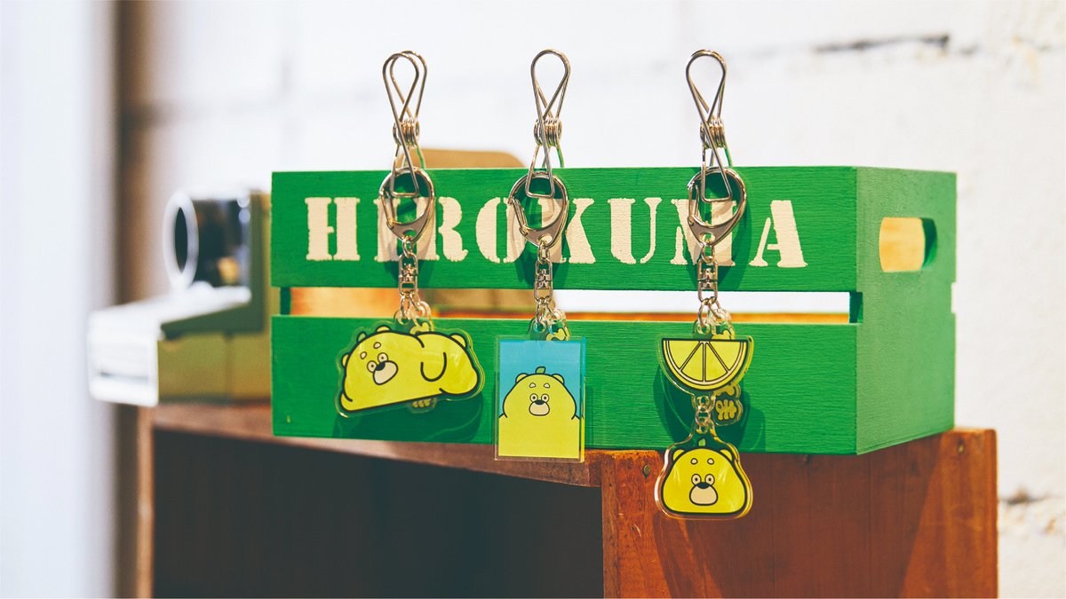 ラインナップ〉 ⑥ハンカチ2種 ⑦アクリルキーホルダー6種 ⑧缶バッジ6種