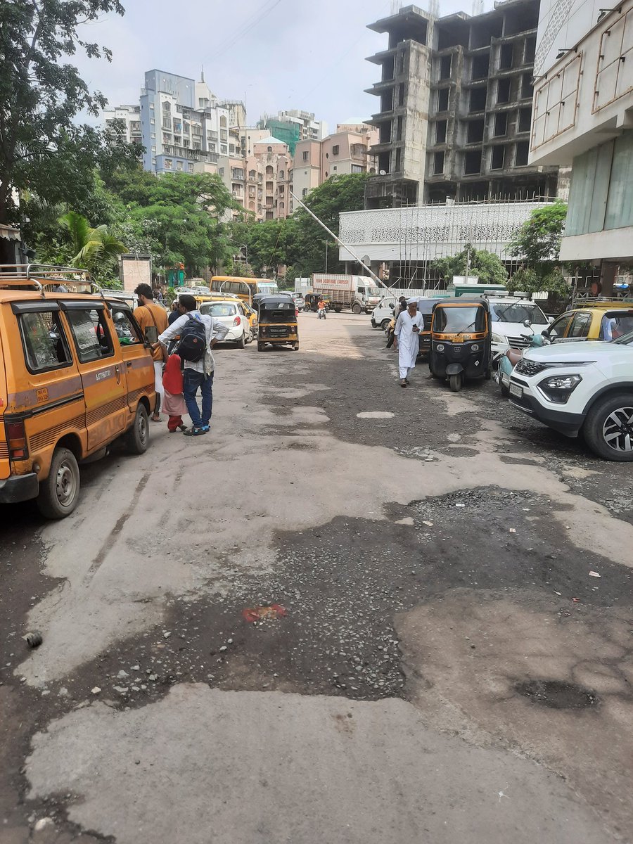 rautpradeep123's tweet photo. @BJP4Mumbai Ur Gadkarisab able 2build big highways, but @mybmcwardKW @mybmc couldn't build small patch of Rd from Cap.Samant Rd2 Pranav Society of Rajsarathi complex @AndheriLOCA @CitizensAndheri when it will be ready? https://t.co/5MvKW6Dd15