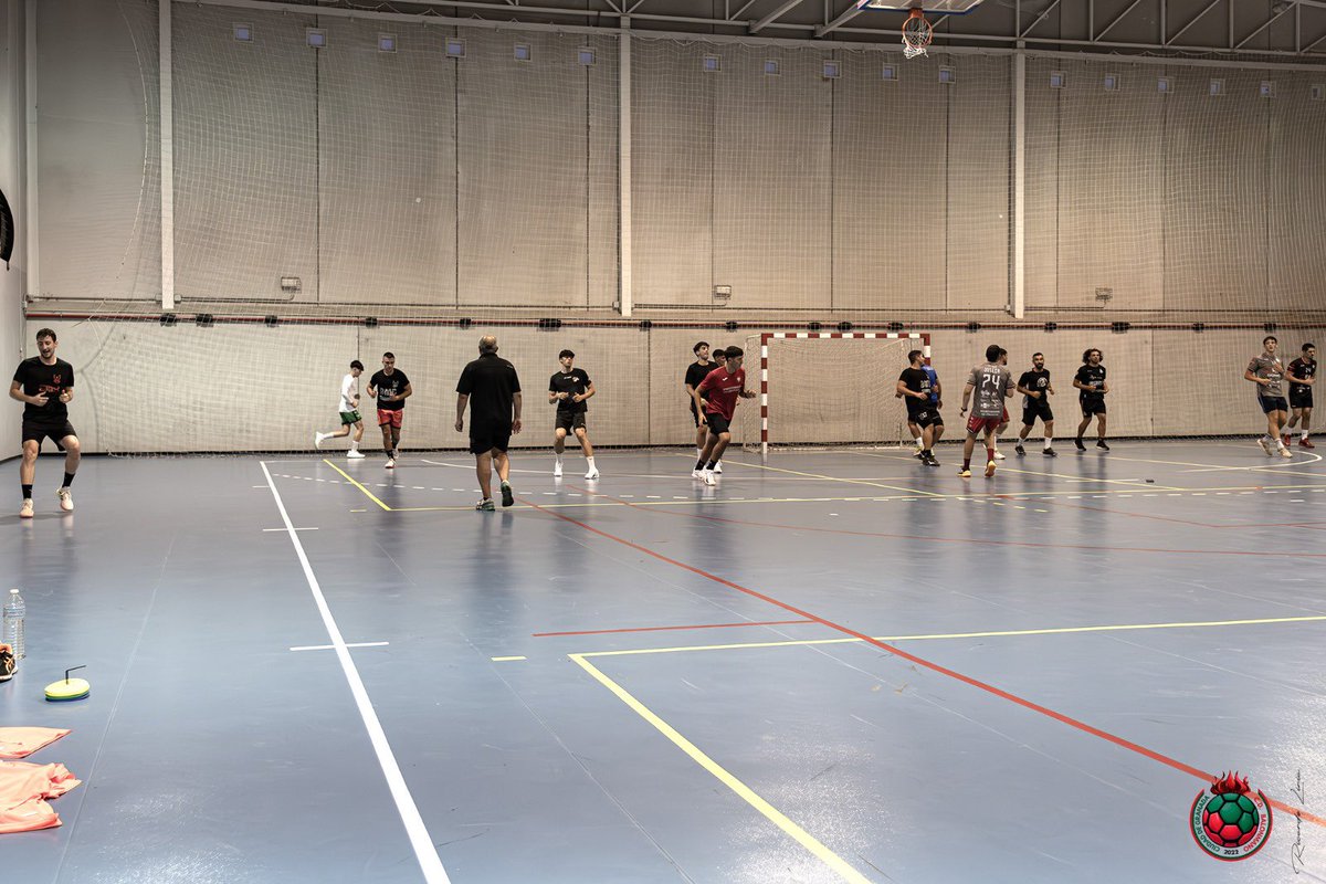 Arranca la pretemporada para nuestro equipo de @balonmanoprimeranacional.es 
Lunes, Miércoles, Jueves y Viernes  el entrenamiento se llevará a cabo en #complejodeportivolachana  y los Martes en #cullarvega 
#balonmanociudaddegranada #handball #equipo #familia #elplacerdeserlibres
