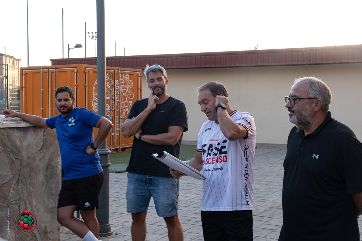 Cbmcgranada's tweet photo. Arranca la pretemporada para nuestro equipo de @balonmanoprimeranacional.es 
Lunes, Miércoles, Jueves y Viernes  el entrenamiento se llevará a cabo en #complejodeportivolachana  y los Martes en #cullarvega 
#balonmanociudaddegranada #handball #equipo #familia #elplacerdeserlibres https://t.co/JLQYP0cEbE