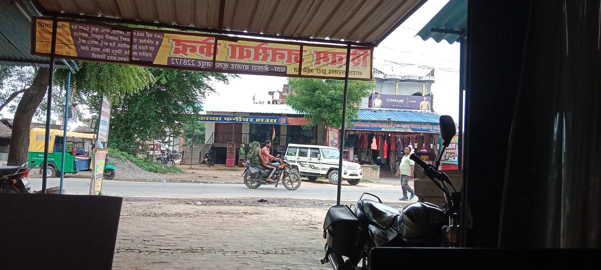 Shashib92134331's tweet photo. @SonOfBharat7 हमारे यहां गांव की मार्केट तक नही बंद है। रोजमर्रा की तरह जिंदगी है। जबकि विधानसभा आरक्षित है। सुलतानपुर उ०प्र० https://t.co/XJ8utSTHdR
