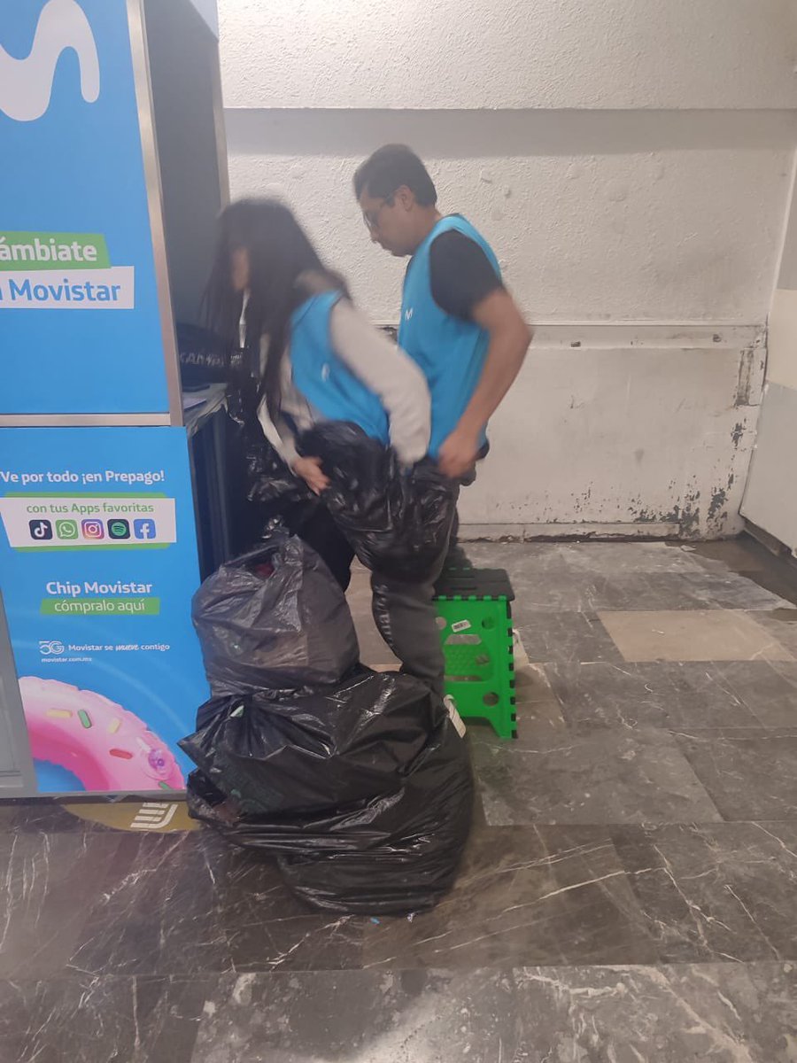Incomodo_GDL's tweet photo. O este cabrón es una riata convenciendo o la morra es una cachonda sin pudor https://t.co/QB39DrhHyC