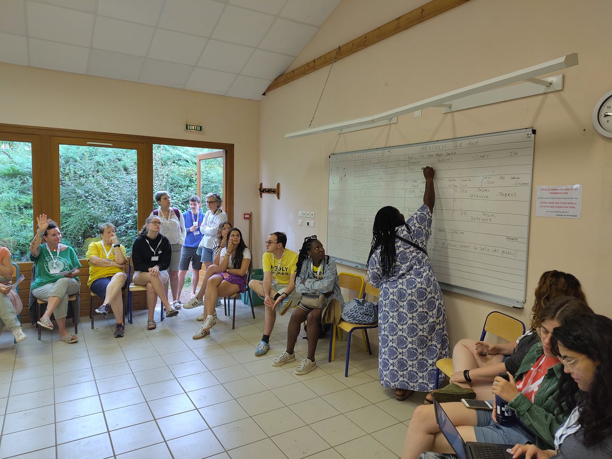 sebsdb's tweet photo. Deuxième jour du #Campobosco, la centaine de volontaires de la famille salésienne @familledonbosco se répartissent les tâches de la journée... Au service des jeunes dans la tradition de Don Bosco : joie et confiance 🥳 https://t.co/2qBH58p9MD