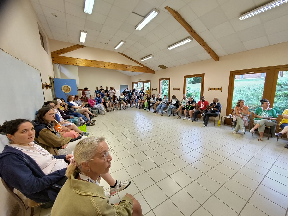 sebsdb's tweet photo. Deuxième jour du #Campobosco, la centaine de volontaires de la famille salésienne @familledonbosco se répartissent les tâches de la journée... Au service des jeunes dans la tradition de Don Bosco : joie et confiance 🥳 https://t.co/2qBH58p9MD