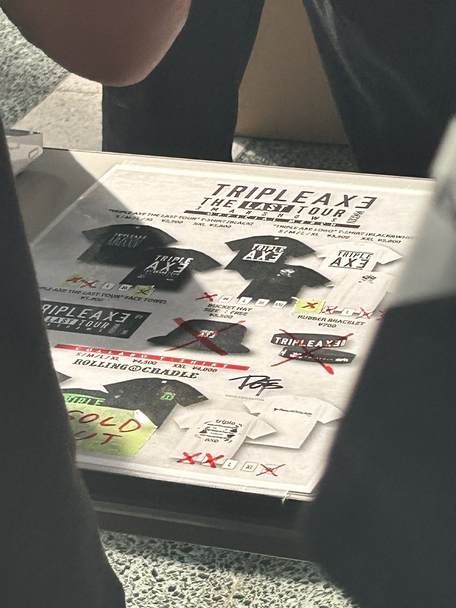 No3meteor's tweet photo. さっきこんな感じだったよ
ラババンは数多く作って欲しいなぁ。。。
もはやチケット料金高くして込みにしてもらってもいい👌
コラボTは残りDOTSのみ！
#TAT
#物販 https://t.co/cszMi72zFR