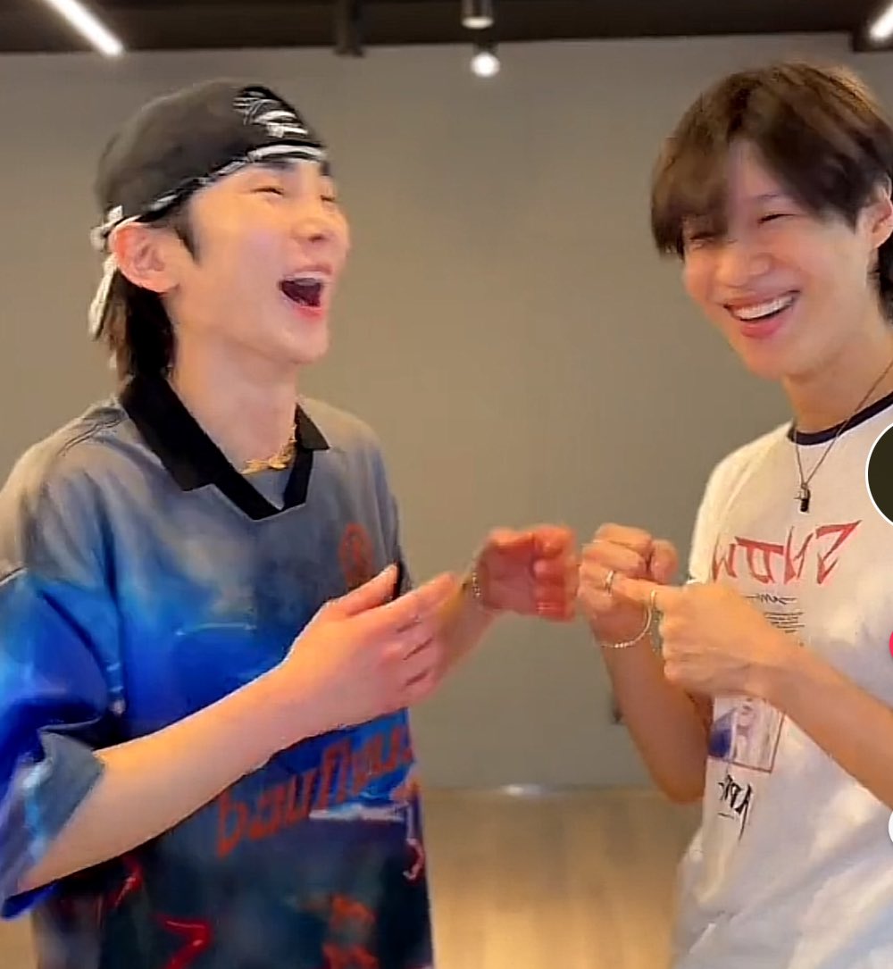 아 시바 개웃겨 아 !!!!!!!!!!!!!!!!
우정링 자랑하는게 아니엇다니
안끼고온거 이르는거였어 하 
이거봐요 저는 끼고왓는데 형은안꼈어요샤월들
이거란거지지금
아진짜못참아