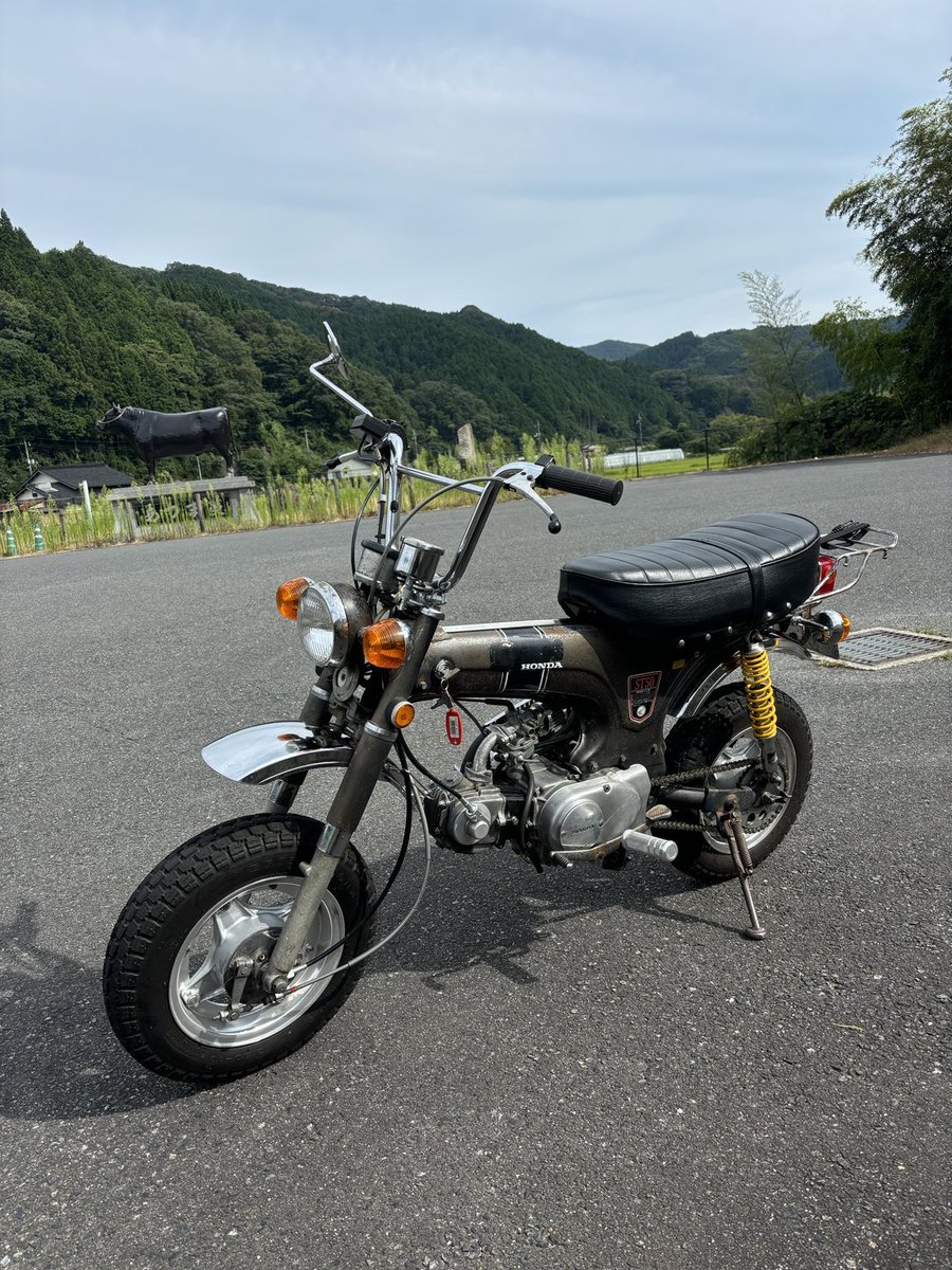 yama_no_tami's tweet photo. #DAX50 のリアショックをミニモトから武川製のイエローに変更。乗り心地というか、ちゃんとショックアブソーバーの仕事してる感じがする。走りが安定してる。
ミニモトのはただのバネって感じでフワンフワンしてた。 https://t.co/QfaenSq69h