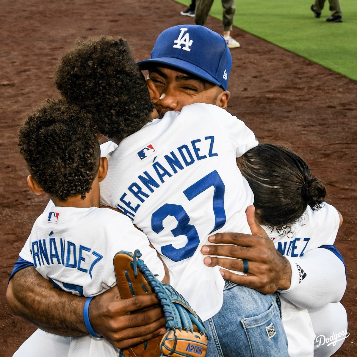 Teoscar and his family on his bobblehead night presented by INABA. 🥹