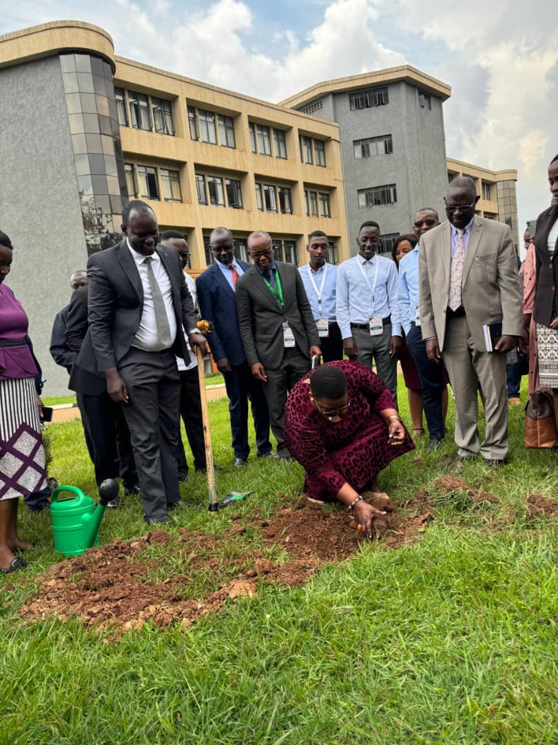 ForestryMgt_MWE's tweet photo. UGANDA TARGETS ENVIRONMENT CONSERVATION DURING ELEVATION WEEK.
Kla, 20/8/24. The Uganda Evaluation Week is an annual event that provides a platform to discuss & share evidence, lessons arising from the dev't evaluation in Uganda & beyond. #Forestchat @Conservingforall #NFAworks https://t.co/PfrgWUD0WQ