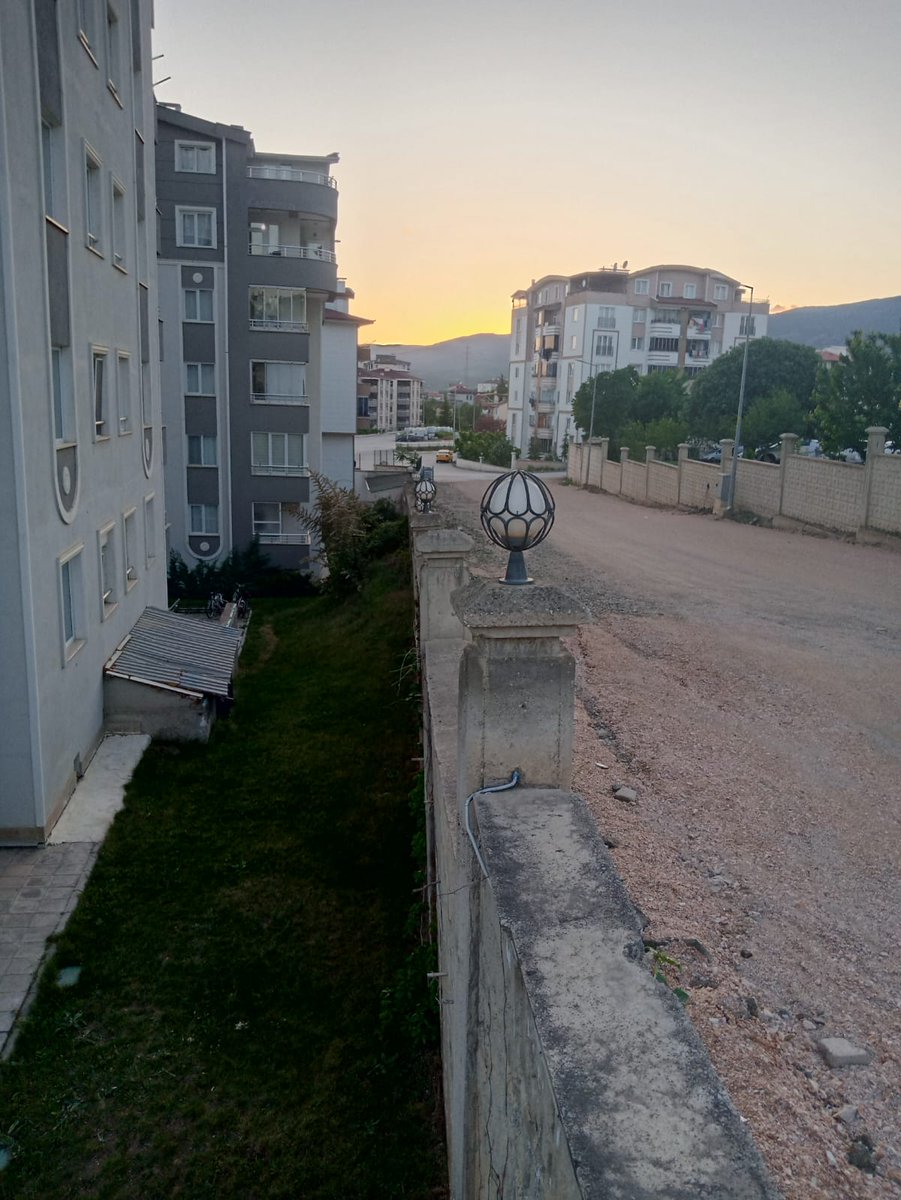 TYYUZBASIOGLU's tweet photo. Resimdeki duvar yıkılmak üzere. Üzerindeki yolun sahibi @TokatBelediye si duvarın ruhsatı yok bahanesi ile topu müteahhite atıyor. Müteahhit belediyeye. İstinat duvarı ruhsat zorunluluğu 2019'da çıktı duvar 2012 yılında yapıldı.@murat_kurum @AliYerlikaya @tokatvaliligi https://t.co/ALfftn0jFB