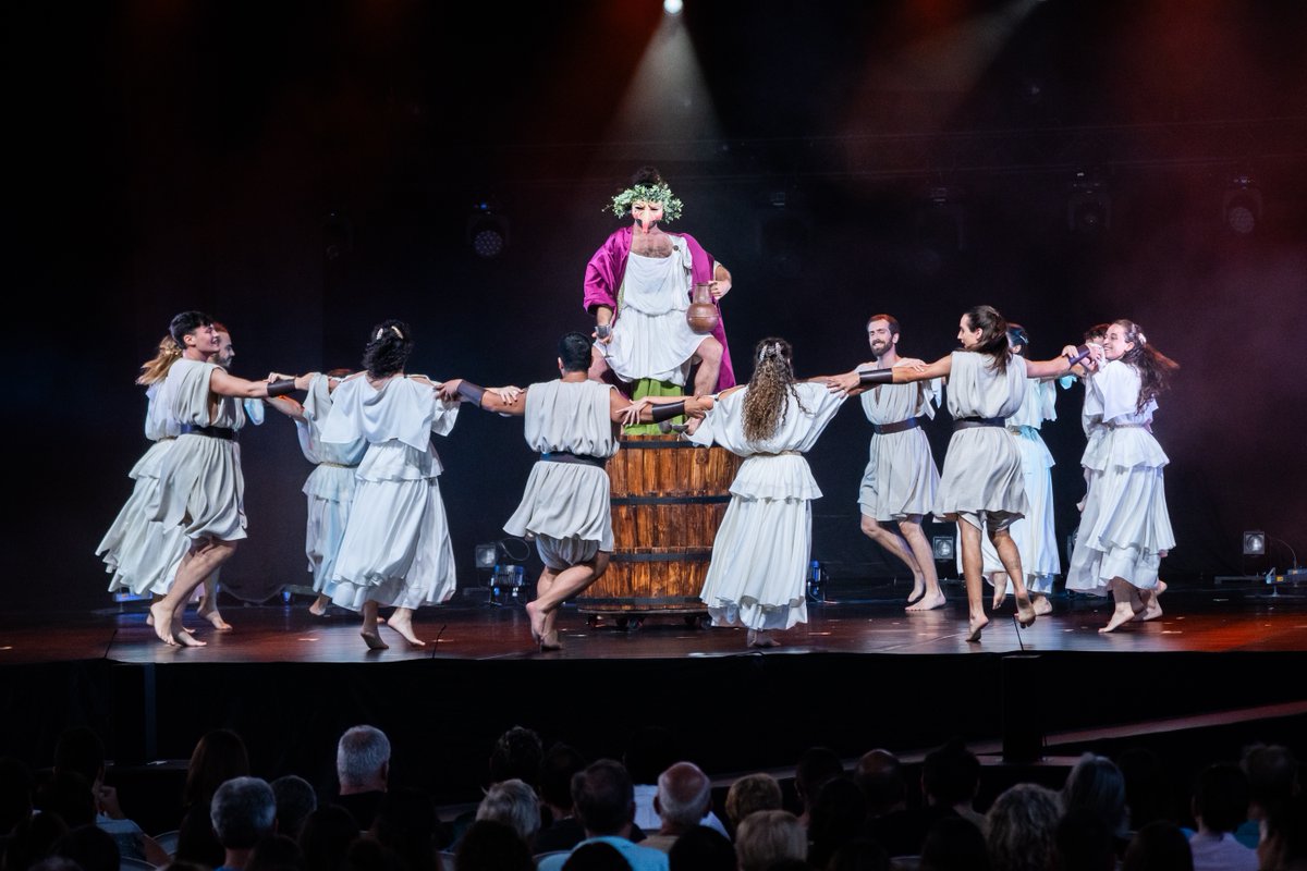 <a href="/EsbartMollet/">Esbart de Mollet</a> <a href="/polsolee/">Pol Solé</a> <a href="/lespreses_cat/">Ajuntament de les Preses</a> <a href="/CCGarrotxa/">Consell Comarcal de la Garrotxa</a> <a href="/cultura_cat/">Cultura</a> 💃🍷 A través de diverses danses al voltant del procés de producció del vi, hem explorat les celebracions i tradicions que el poble català ha generat amb aquesta beguda com a eix central i que s'ha usat com a via d’escapament per a una població sotmesa a les normes i al poder