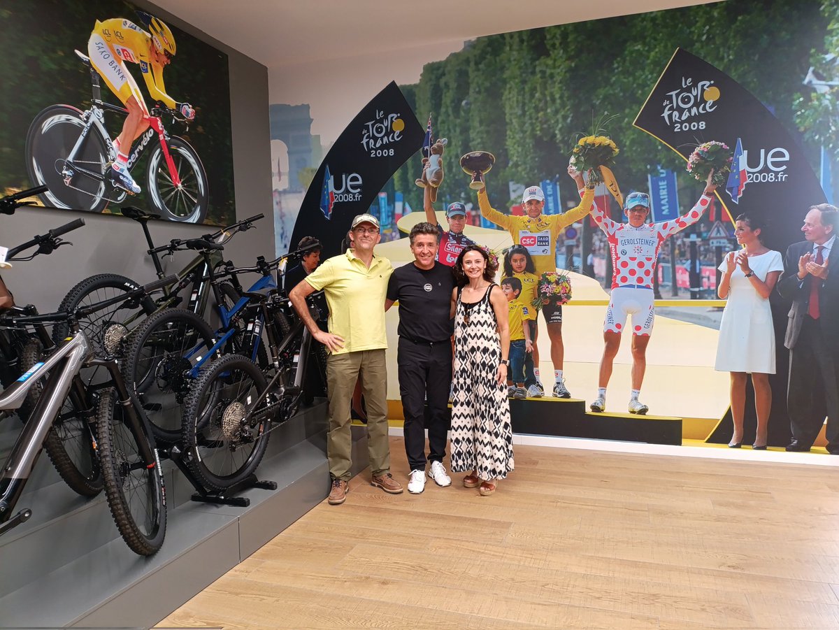 De visita por Ávila, tierra de grandes ciclistas, tuvimos la suerte de ser atendidos por todo un ganador del Tour y, a la vez, una persona sencilla y sincera que nos asesoró y nos trató con la misma naturalidad con que te habla un amigo de toda la vida.
Gracias <a href="/Carlos_Sastre/">Carlos Sastre Candil</a>