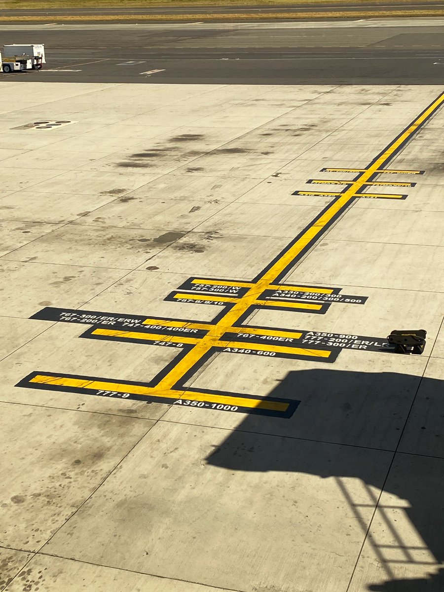 最高にワクワクする一枚
よく見るとフライングしている機種も

模型でもコンプリートしたいですね！