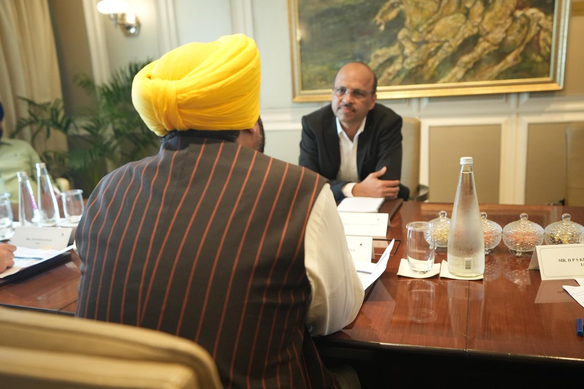 BhagwantMann's tweet photo. आज मुंबई में बड़े industrialists के साथ एक बैठक के दौरान Sun Pharma के CEO, Mr. Damodharan Satagopan से मुलाकात हुई...Sun Pharma ��हले से ही पंजाब में काम कर रही है और उन्होंने पंजाब में विस्तार करने की बात कही... जिससे हजारों युवाओं को प्रत्यक्ष और अप्रत्यक्ष रूप से रोजगार मिलेगा...

Sun Pharma के CEO ने पंजाब में कारोबार के अनुकूल माहौल की सराहना की और पंजाबियों की भी प्रशंसा की...