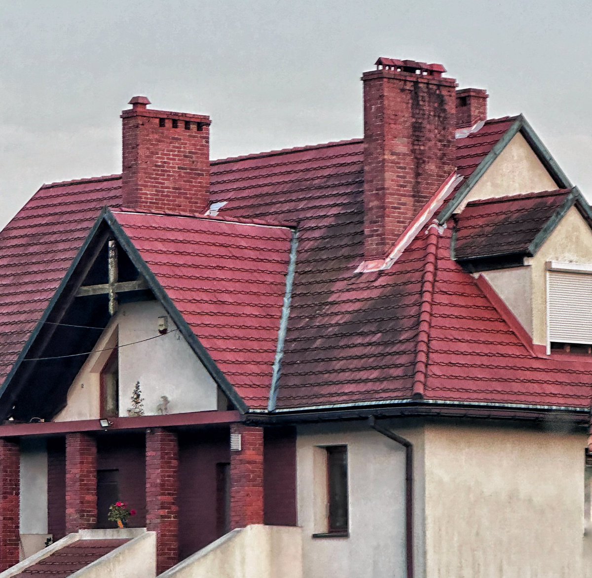 n_smog's tweet photo. Ah te „biedne” domy budowane za koszmarne pieniądze, osmolone toksynami z komina. Piękne podsumowanie braku jakiejkolwiek świadomości problemu i zerowej inicjatywy wszystkich ministrów Środowiska po 1989 roku. #zenada #niekompetencja #czystepowietrze #fikcja https://t.co/qE2dE4I0x0