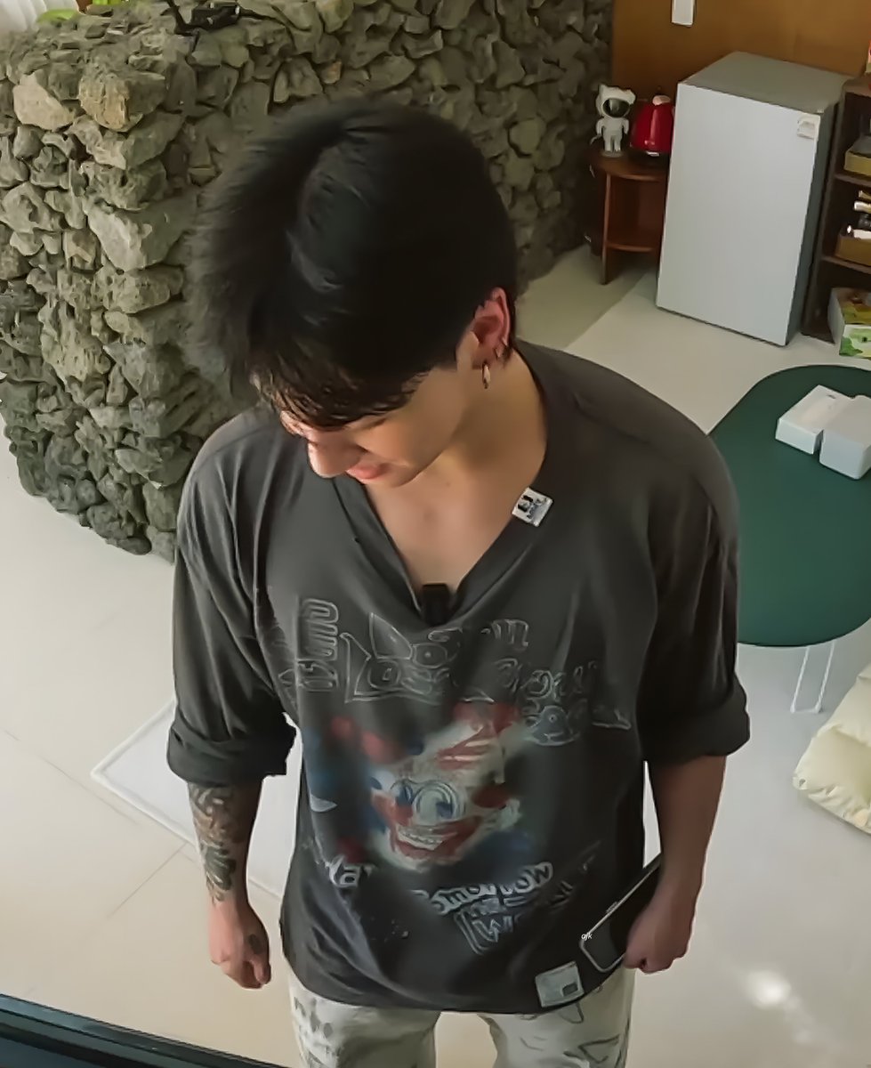 archiveforJK's tweet photo. shirt on                                               shirt off https://t.co/NwlIcA5VrX