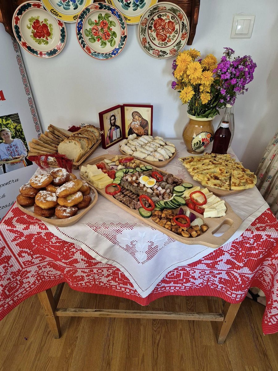 GalNapoca's tweet photo. 🌿🍴 Savurați mâncăruri tradiționale gătite cu ingrediente locale la Cabana Georgiana Dealu Negru! 🎀 Felicităm oamenii pasionați de tradiții &amp; gastronomie pentru inaugurarea acestui Punct Gastronomic Local. 🍲🌲 Bucurați-vă de o experiență autentică în mijlocul naturii! #PGL https://t.co/W5f58Qo3RI