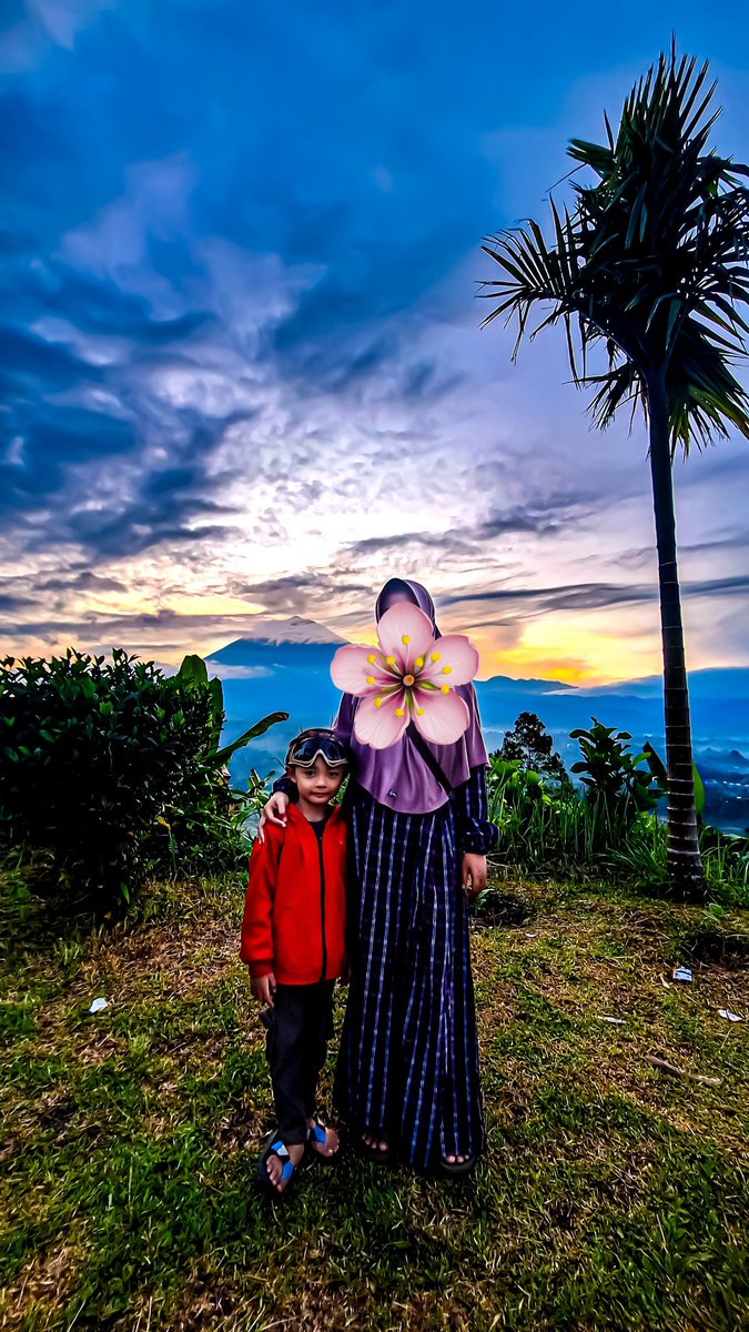 fifitriatul's tweet photo. Awalnya ngrasa BB udah over. Sesek banget. Buat aktifitas jg berat. Ngantuk terus. Barulah memutuskan utk mengurangi porsi makan. Setelah beberapa bulan dari BB 56kg turun ke 50kg. Udah 50 kg nih, dah langsing, eehh hamil.. 😂😂 Masyaa Allah hihihi. https://t.co/pt2b6weL6E