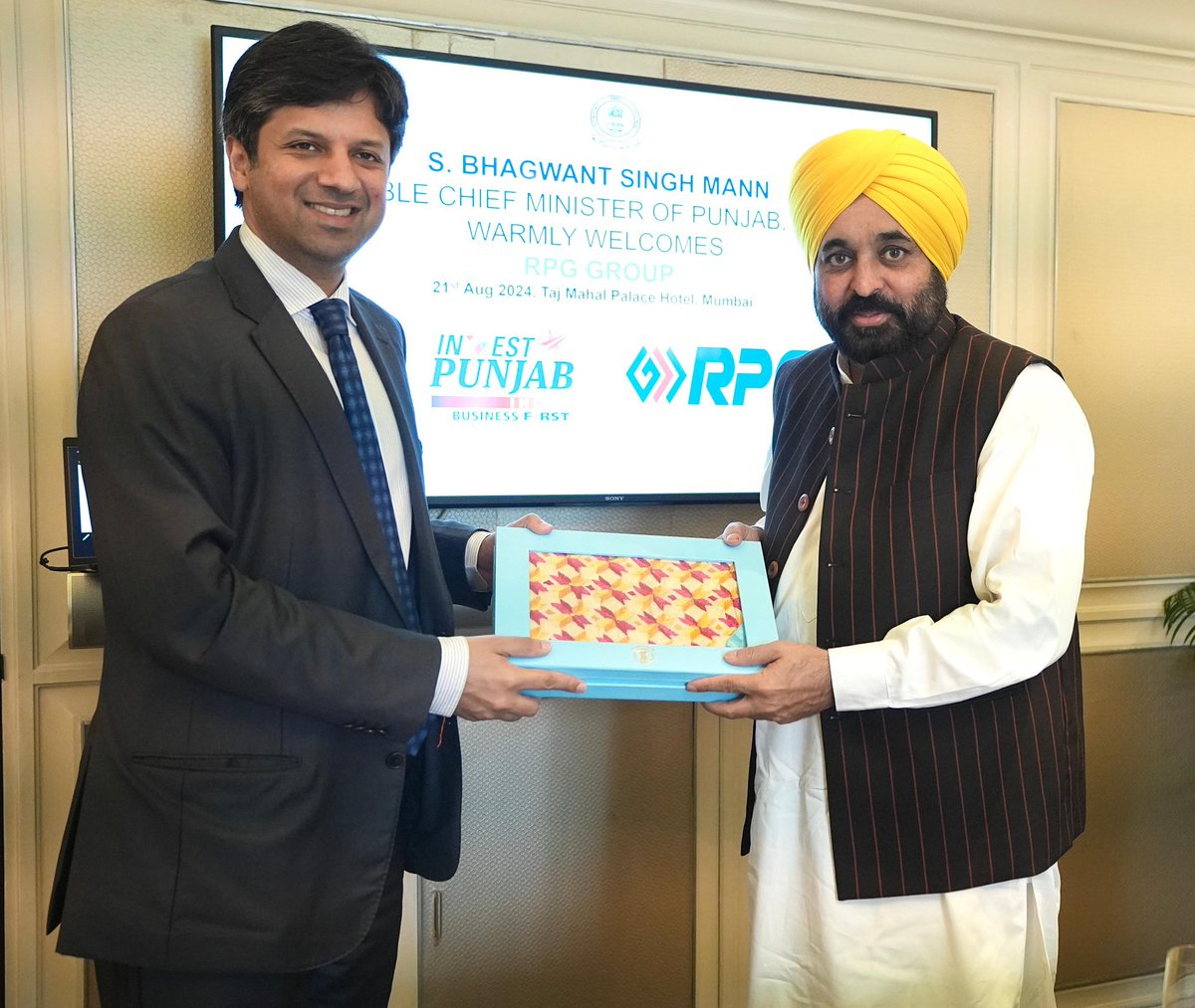 BhagwantMann's tweet photo. ਮੁੰਬਈ ਵਿਖੇ RPG Group ਦੇ Vice Chairman Mr. Anant Goenka ਨਾਲ ਮੁਲਾਕਾਤ ਕੀਤੀ ਤੇ @CEATtyres ਦਾ ਪਲਾਂਟ ਪੰਜਾਬ 'ਚ ਲਗਾਉਣ ਲਈ ਸੱਦਾ ਦਿੱਤਾ...

ਜਲੰਧਰ 'ਚ ਲੈਦਰ ਇੰਡਸਟਰੀ ਪਹਿਲਾਂ ਹੀ ਕੰਮ ਕਰ ਰਹੀ ਹੈ...ਅਜਿਹੇ 'ਚ @CEATtyres ਦਾ ਪਲਾਂਟ ਲੱਗਣ ਨਾਲ ਲੋਕਾਂ ਨੂੰ ਰੋਜ਼ਗਾਰ ਵੀ ਮਿਲੇਗਾ ਤੇ ਉੱਤਰ ਭਾਰਤ 'ਚ @CEATtyres ਨੂੰ ਹੁਲਾਰਾ ਵੀ ਮਿਲੇਗਾ...