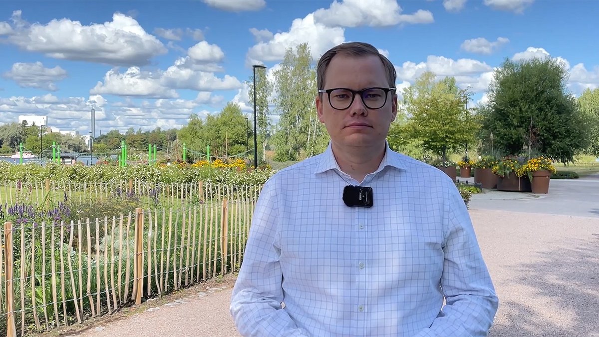 Aktian pääekonomisti <a href="/lassecorin/">Lasse Corin</a>  ennustaa Suomen ensi vuoden talouskasvuksi 1,7 prosenttia. Pienet signaalit kertovat talouden suhdanteen kääntymisestä parempaan, mutta kasvu nojaa edelleen liikaa kulutuksen ja rakentamisen kasvuun. 👉bit.ly/3YPjDjh  #aktia #talous