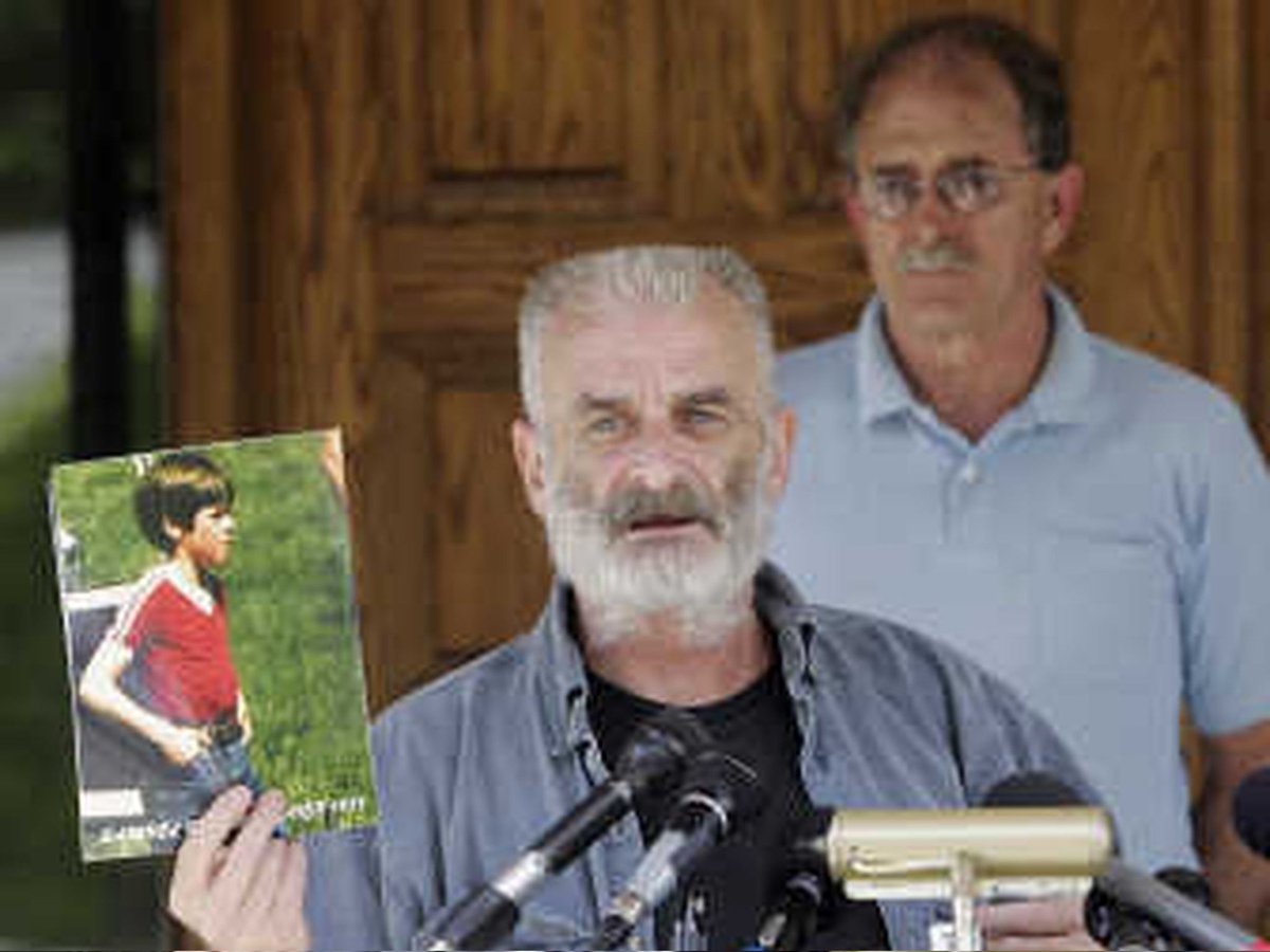 Free_Northwest's tweet photo. Randy Weaver holding up a picture of his 14 yr old son. Samuel was shot in the back &amp; killed by automatic gunfire running from US Marshals on Aug. 21, 1992. They later got the agencies highest award for "courage" &amp; were called "heroes".  #RubyRidge

https://t.co/TEj7AHHDxh https://t.co/cexvbVftza