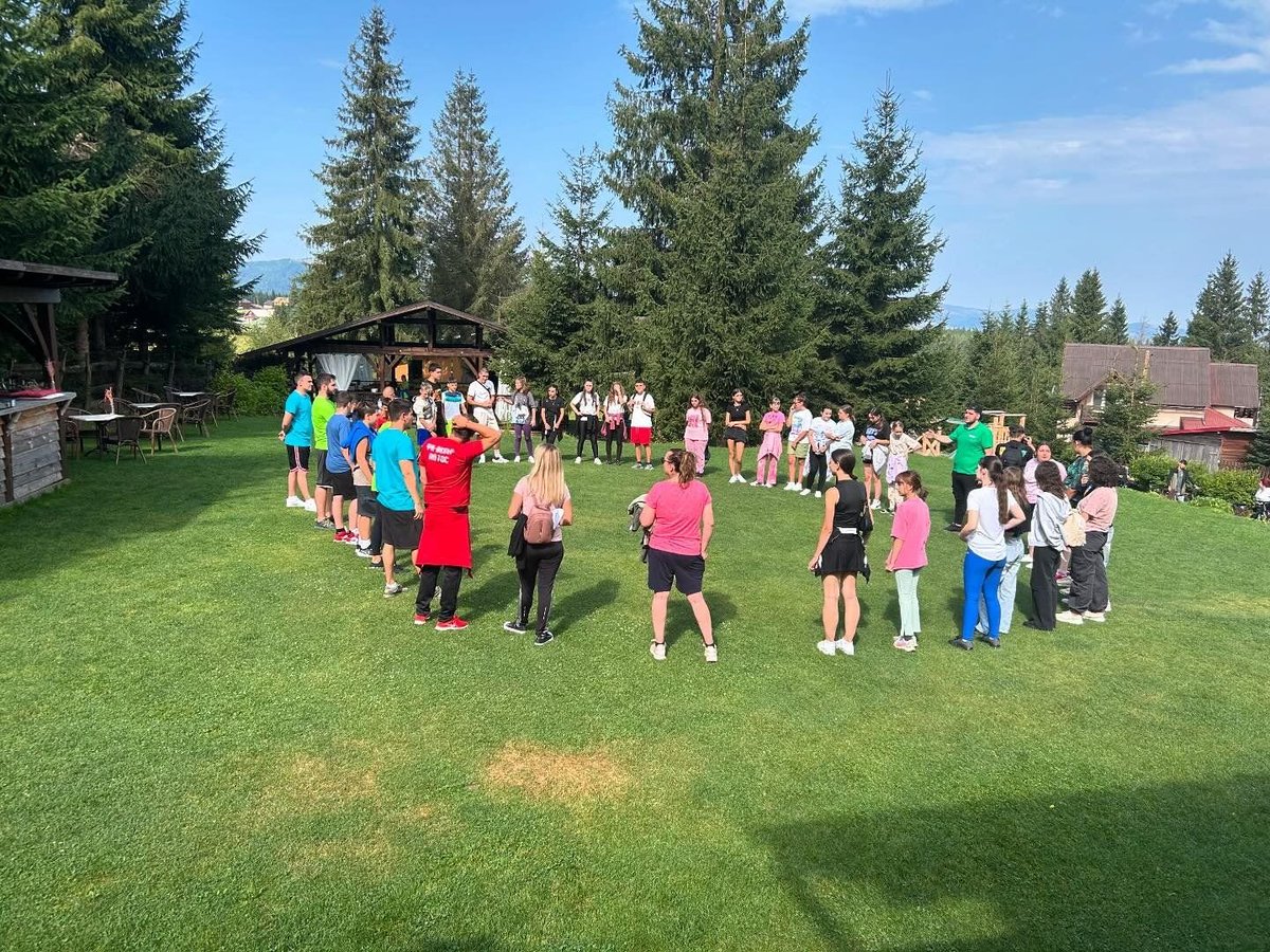 GalNapoca's tweet photo. 🚴‍♂️ În tabăra Leader Pedalează am avut o zi minunată! 🧘‍♀️ Yoga, competiții sportive și un workshop despre schimbările climatice 🌍♻️ ne-au menținut activi. 🚵‍♀️ Am făcut o drumeție cu bicicletele și am încheiat ziua cu un film sub cerul înstelat. 🌌 #LEADERCooperation #YouthsCamp https://t.co/1vtyO0EVxs