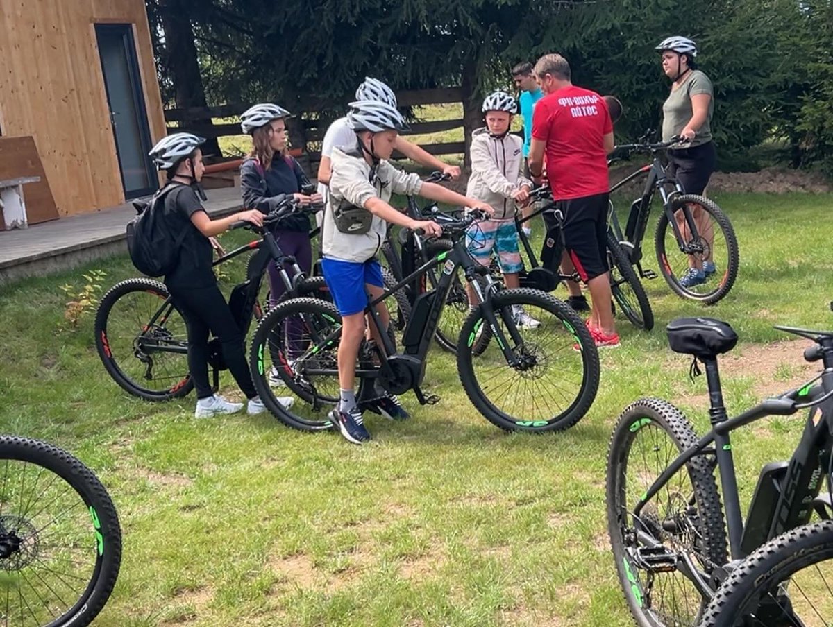 GalNapoca's tweet photo. 🚴‍♂️ În tabăra Leader Pedalează am avut o zi minunată! 🧘‍♀️ Yoga, competiții sportive și un workshop despre schimbările climatice 🌍♻️ ne-au menținut activi. 🚵‍♀️ Am făcut o drumeție cu bicicletele și am încheiat ziua cu un film sub cerul înstelat. 🌌 #LEADERCooperation #YouthsCamp https://t.co/1vtyO0EVxs